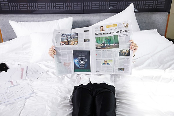 포토 JPG 외국인 해외기획촬영 직업 라이프스타일 응시 남자 여유 비즈니스 2011년중국 베개 호텔 휴식 실내 한명 들기 사람 동양인 정장 20대 성인 앞모습 비즈니스라이프 하이앵글 눕기 중국인 중국 침실 방 침대 직장인 비즈니스맨 신문 신문읽기 청도 읽기 문서 남자만 남자한명만 성인남자만 청년만 청년남자만 청년남자한명만 성인한명만 성인남자한명만 성인만 국내포토 1 시선 옷 감정 아시아 뷰포인트 가구 컨셉 침구 모션 숙소 인종 청년 내부 생활 간행물 뉴스 파일형식