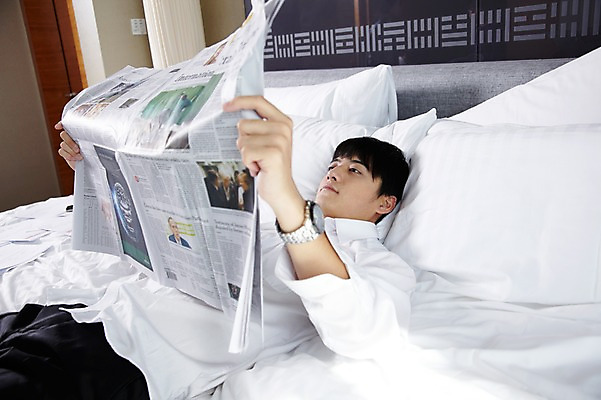 포토 JPG 외국인 해외기획촬영 직업 라이프스타일 응시 남자 여유 비즈니스 2011년중국 베개 호텔 휴식 실내 한명 들기 사람 동양인 정장 상반신 20대 성인 옆모습 비즈니스라이프 눕기 중국인 중국 침실 방 침대 직장인 비즈니스맨 신문 신문읽기 청도 읽기 문서 남자만 남자한명만 성인남자만 청년만 청년남자만 청년남자한명만 성인한명만 성인남자한명만 성인만 국내포토 1 시선 옷 감정 아시아 뷰포인트 가구 컨셉 침구 모션 숙소 인종 청년 내부 생활 간행물 뉴스 파일형식