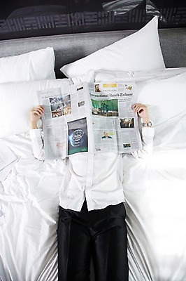 포토 JPG 외국인 해외기획촬영 직업 라이프스타일 남자 여유 비즈니스 2011년중국 베개 호텔 휴식 실내 피곤 한명 사람 동양인 정장 20대 성인 앞모습 비즈니스라이프 하이앵글 눕기 중국인 중국 침실 방 침대 잠 직장인 비즈니스맨 수면 신문 청도 문서 남자만 남자한명만 성인남자만 청년만 청년남자만 청년남자한명만 성인한명만 성인남자한명만 성인만 국내포토 1 옷 감정 아시아 뷰포인트 가구 컨셉 침구 모션 숙소 인종 청년 내부 생활 간행물 물 뉴스 파일형식