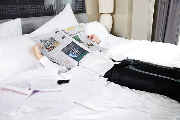 포토 JPG 외국인 해외기획촬영 직업 라이프스타일 남자 여유 비즈니스 2011년중국 베개 호텔 휴식 실내 피곤 한명 사람 동양인 정장 20대 성인 옆모습 비즈니스라이프 스마트폰 눕기 중국인 중국 침실 방 침대 스탠드 잠 커튼 직장인 비즈니스맨 수면 신문 청도 문서 남자만 남자한명만 성인남자만 청년만 청년남자만 청년남자한명만 성인한명만 성인남자한명만 성인만 국내포토 1 옷 감정 아시아 뷰포인트 가구 컨셉 침구 모션 숙소 조명 인종 청년 내부 생활 간행물 물 핸드폰 스마트기기 뉴스 파일형식