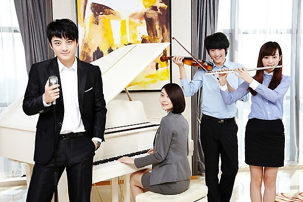 포토 JPG 주간 외국인 해외기획촬영 직업 라이프스타일 여자 남자 행복 악기 음악 액자 연주 의자 비즈니스 2011년중국 노래 창문 호텔 실내 서기 미소 웃음 들기 사람 앉기 동양인 여러명 20대 성인 취미 비즈니스라이프 소파 중국인 중국 커튼 직장인 비즈니스맨 비즈니스우먼 건반 피아노 클래식 플루트 청도 바이올린 동료 마이크 리더 음악회 연주회 합주 청년만 성인만 팀장 국내포토 자연요소 감정 아시아 음향기기 가구 다수 컨셉 관계 모션 숙소 현악기 문화예술 표정 관악기 인종 청년 내부 생활 공연 건반악기 파일형식