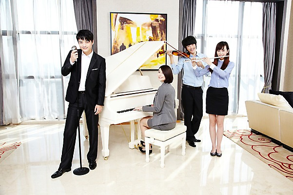 포토 JPG 주간 전신 외국인 해외기획촬영 직업 라이프스타일 여자 남자 행복 악기 음악 액자 연주 의자 비즈니스 2011년중국 노래 창문 호텔 실내 서기 미소 웃음 들기 사람 앉기 동양인 여러명 20대 성인 취미 비즈니스라이프 소파 중국인 중국 커튼 직장인 비즈니스맨 비즈니스우먼 건반 피아노 클래식 플루트 청도 바이올린 동료 마이크 음악회 연주회 합주 청년만 성인만 국내포토 자연요소 감정 아시아 음향기기 가구 다수 컨셉 관계 모션 숙소 현악기 문화예술 표정 관악기 인종 청년 내부 생활 공연 건반악기 파일형식