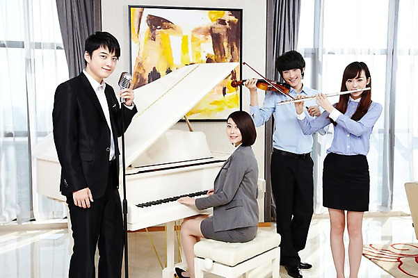 포토 JPG 주간 외국인 해외기획촬영 직업 라이프스타일 여자 남자 행복 악기 음악 액자 연주 의자 비즈니스 2011년중국 노래 창문 호텔 실내 서기 미소 웃음 들기 사람 앉기 동양인 여러명 20대 성인 취미 비즈니스라이프 소파 중국인 중국 커튼 직장인 비즈니스맨 비즈니스우먼 건반 피아노 클래식 플루트 청도 바이올린 동료 마이크 음악회 연주회 합주 청년만 성인만 국내포토 자연요소 감정 아시아 음향기기 가구 다수 컨셉 관계 모션 숙소 현악기 문화예술 표정 관악기 인종 청년 내부 생활 공연 건반악기 파일형식