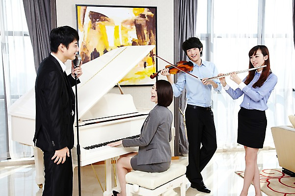 포토 JPG 주간 외국인 해외기획촬영 직업 라이프스타일 여자 남자 행복 악기 음악 액자 연주 의자 비즈니스 2011년중국 노래 창문 호텔 실내 서기 미소 웃음 들기 사람 앉기 동양인 여러명 20대 성인 취미 비즈니스라이프 중국인 중국 커튼 직장인 비즈니스맨 비즈니스우먼 건반 피아노 클래식 플루트 청도 바이올린 동료 마이크 음악회 연주회 합주 청년만 성인만 국내포토 자연요소 감정 아시아 음향기기 가구 다수 컨셉 관계 모션 숙소 현악기 문화예술 표정 관악기 인종 청년 내부 생활 공연 건반악기 파일형식