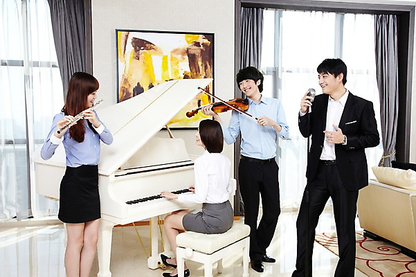 포토 JPG 주간 외국인 해외기획촬영 직업 라이프스타일 여자 남자 행복 악기 음악 액자 연주 의자 비즈니스 2011년중국 노래 창문 호텔 실내 서기 미소 웃음 들기 사람 앉기 동양인 여러명 20대 성인 취미 비즈니스라이프 소파 중국인 중국 커튼 직장인 비즈니스맨 비즈니스우먼 건반 피아노 클래식 플루트 청도 바이올린 동료 마이크 음악회 연주회 합주 청년만 성인만 국내포토 자연요소 감정 아시아 음향기기 가구 다수 컨셉 관계 모션 숙소 현악기 문화예술 표정 관악기 인종 청년 내부 생활 공연 건반악기 파일형식