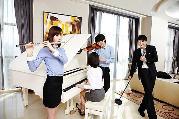 포토 JPG 주간 외국인 해외기획촬영 직업 라이프스타일 여자 남자 행복 악기 음악 액자 연주 의자 비즈니스 2011년중국 노래 창문 호텔 실내 서기 미소 웃음 들기 사람 앉기 동양인 여러명 20대 성인 취미 비즈니스라이프 소파 중국인 중국 커튼 직장인 비즈니스맨 비즈니스우먼 건반 피아노 클래식 플루트 청도 바이올린 동료 마이크 음악회 연주회 합주 청년만 성인만 국내포토 자연요소 감정 아시아 음향기기 가구 다수 컨셉 관계 모션 숙소 현악기 문화예술 표정 관악기 인종 청년 내부 생활 공연 건반악기 파일형식