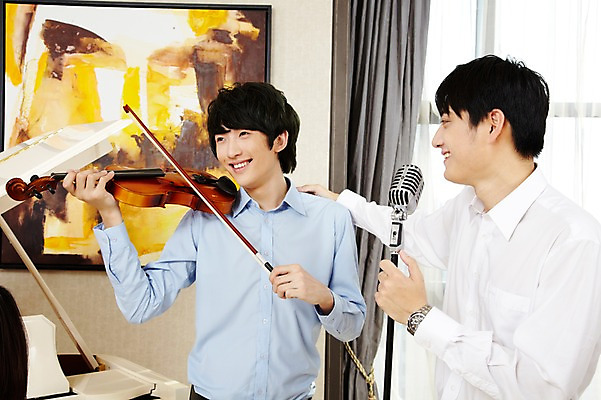 포토 JPG 주간 외국인 해외기획촬영 직업 라이프스타일 남자 행복 악기 음악 액자 연주 비즈니스 2011년중국 노래 창문 호텔 현악기 실내 미소 웃음 들기 사람 동양인 정장 상반신 20대 성인 취미 두명 비즈니스라이프 중국인 중국 커튼 직장인 비즈니스맨 건반 피아노 클래식 청도 바이올린 동료 마이크 연주회 남자만 성인남자만 청년만 청년남자만 성인만 국내포토 자연요소 옷 감정 아시아 음향기기 컨셉 관계 모션 숙소 문화예술 표정 인종 청년 내부 생활 건반악기 음악회 파일형식