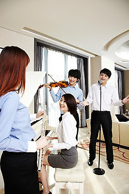 포토 JPG 주간 외국인 해외기획촬영 직업 라이프스타일 여자 남자 행복 악기 음악 액자 연주 의자 비즈니스 2011년중국 노래 창문 호텔 실내 서기 미소 웃음 들기 사람 앉기 동양인 여러명 20대 성인 취미 비즈니스라이프 소파 중국인 중국 커튼 직장인 비즈니스맨 비즈니스우먼 건반 피아노 클래식 플루트 청도 바이올린 동료 마이크 음악회 연주회 합주 청년만 성인만 국내포토 자연요소 감정 아시아 음향기기 가구 다수 컨셉 관계 모션 숙소 현악기 문화예술 표정 관악기 인종 청년 내부 생활 공연 건반악기 파일형식