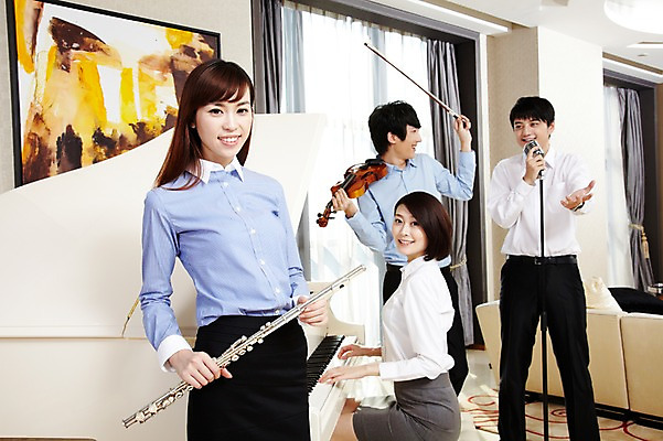 포토 JPG 주간 외국인 해외기획촬영 직업 라이프스타일 여자 남자 행복 악기 음악 액자 연주 의자 비즈니스 2011년중국 노래 창문 호텔 실내 서기 미소 웃음 들기 사람 앉기 동양인 여러명 20대 성인 취미 비즈니스라이프 소파 중국인 중국 커튼 직장인 비즈니스맨 비즈니스우먼 건반 피아노 클래식 플루트 청도 바이올린 동료 마이크 음악회 연주회 합주 청년만 성인만 국내포토 자연요소 감정 아시아 음향기기 가구 다수 컨셉 관계 모션 숙소 현악기 문화예술 표정 관악기 인종 청년 내부 생활 공연 건반악기 파일형식