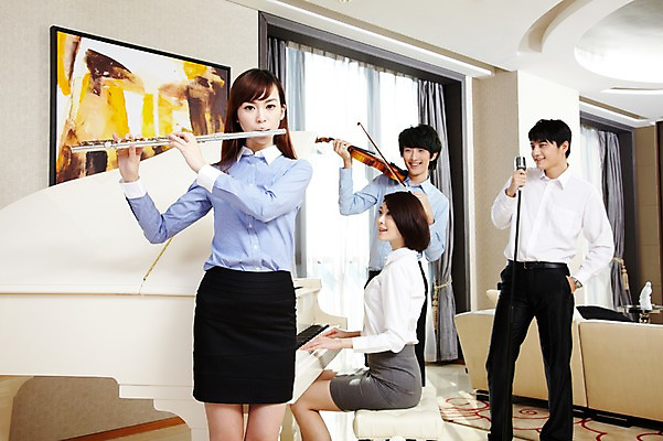 포토 JPG 주간 외국인 해외기획촬영 직업 라이프스타일 여자 남자 행복 악기 음악 액자 연주 의자 비즈니스 2011년중국 노래 창문 호텔 실내 서기 미소 웃음 들기 사람 앉기 동양인 여러명 20대 성인 취미 비즈니스라이프 소파 중국인 중국 커튼 직장인 비즈니스맨 비즈니스우먼 건반 피아노 클래식 플루트 청도 바이올린 동료 마이크 음악회 연주회 합주 청년만 성인만 국내포토 자연요소 감정 아시아 음향기기 가구 다수 컨셉 관계 모션 숙소 현악기 문화예술 표정 관악기 인종 청년 내부 생활 공연 건반악기 파일형식