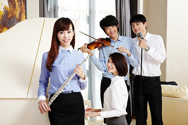 포토 JPG 주간 외국인 해외기획촬영 직업 라이프스타일 여자 남자 행복 악기 음악 액자 연주 의자 비즈니스 2011년중국 노래 창문 호텔 실내 서기 미소 웃음 들기 사람 앉기 동양인 여러명 20대 성인 취미 비즈니스라이프 소파 중국인 중국 커튼 직장인 비즈니스맨 비즈니스우먼 건반 피아노 클래식 플루트 청도 바이올린 동료 마이크 음악회 연주회 합주 청년만 성인만 국내포토 자연요소 감정 아시아 음향기기 가구 다수 컨셉 관계 모션 숙소 현악기 문화예술 표정 관악기 인종 청년 내부 생활 공연 건반악기 파일형식