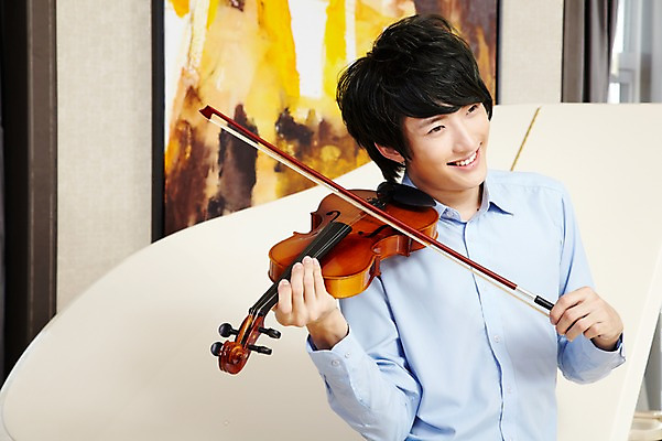 포토 JPG 외국인 해외기획촬영 직업 라이프스타일 남자 행복 악기 음악 액자 연주 비즈니스 2011년중국 호텔 현악기 실내 한명 미소 웃음 들기 사람 동양인 정장 상반신 20대 성인 취미 앞모습 비즈니스라이프 중국인 중국 직장인 비즈니스맨 건반 피아노 클래식 청도 바이올린 음악회 연주회 남자만 남자한명만 성인남자만 청년만 청년남자만 청년남자한명만 성인한명만 성인남자한명만 성인만 국내포토 1 옷 감정 아시아 뷰포인트 컨셉 모션 숙소 문화예술 표정 인종 청년 내부 생활 공연 건반악기 파일형식