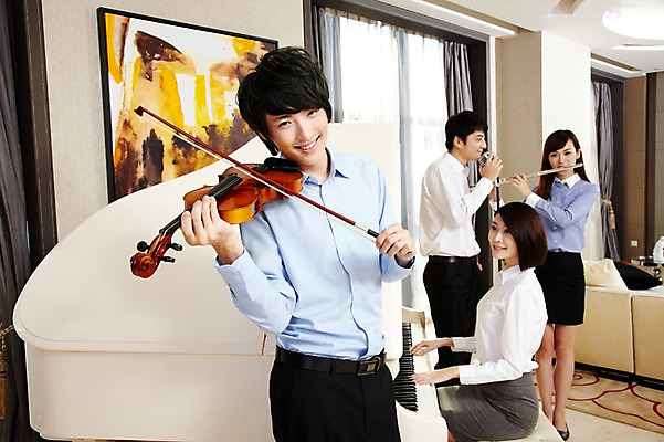 포토 JPG 주간 외국인 해외기획촬영 직업 라이프스타일 여자 남자 행복 악기 음악 액자 연주 의자 비즈니스 2011년중국 노래 창문 호텔 실내 서기 미소 웃음 들기 사람 앉기 동양인 여러명 20대 성인 취미 비즈니스라이프 소파 중국인 중국 커튼 직장인 비즈니스맨 비즈니스우먼 건반 피아노 클래식 플루트 청도 바이올린 동료 마이크 음악회 연주회 합주 청년만 성인만 국내포토 자연요소 감정 아시아 음향기기 가구 다수 컨셉 관계 모션 숙소 현악기 문화예술 표정 관악기 인종 청년 내부 생활 공연 건반악기 파일형식