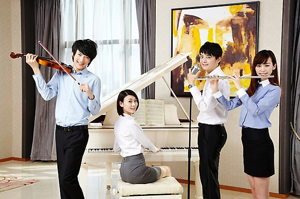 포토 JPG 주간 외국인 해외기획촬영 직업 라이프스타일 여자 남자 행복 악기 음악 액자 연주 의자 비즈니스 2011년중국 노래 창문 호텔 실내 서기 미소 웃음 들기 사람 앉기 동양인 여러명 20대 성인 취미 비즈니스라이프 중국인 중국 커튼 직장인 비즈니스맨 비즈니스우먼 건반 피아노 클래식 플루트 청도 바이올린 악보 동료 마이크 음악회 연주회 합주 청년만 성인만 국내포토 자연요소 감정 아시아 음향기기 가구 다수 컨셉 관계 모션 숙소 현악기 문화예술 표정 관악기 인종 청년 내부 생활 공연 건반악기 파일형식