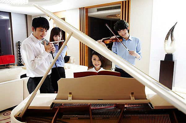 포토 JPG 외국인 해외기획촬영 직업 라이프스타일 여자 남자 행복 악기 음악 연주 의자 비즈니스 2011년중국 노래 호텔 실내 서기 미소 웃음 들기 사람 앉기 동양인 여러명 20대 성인 취미 장식 비즈니스라이프 소파 중국인 중국 직장인 비즈니스맨 비즈니스우먼 건반 피아노 클래식 플루트 청도 바이올린 동료 마이크 음악회 연주회 합주 청년만 성인만 국내포토 감정 아시아 음향기기 가구 다수 컨셉 관계 모션 숙소 현악기 문화예술 표정 관악기 인종 청년 내부 생활 공연 건반악기 파일형식