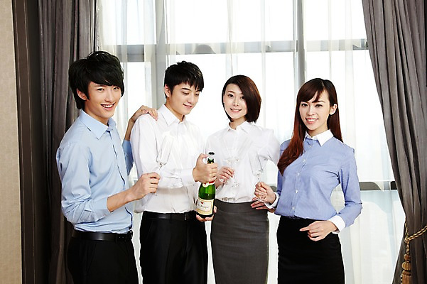 포토 JPG 주간 외국인 해외기획촬영 직업 라이프스타일 여자 남자 행복 음료 비즈니스 2011년중국 창문 호텔 술병 휴식 잔 주류 실내 서기 미소 웃음 들기 사람 동양인 정장 여러명 20대 성인 취미 앞모습 컵 비즈니스라이프 중국인 파티 중국 모임 축하 커튼 직장인 비즈니스맨 비즈니스우먼 오픈 병 샴페인 청도 음주 동료 샴페인잔 샴페인병 청년만 성인만 국내포토 자연요소 식기 옷 감정 아시아 뷰포인트 다수 컨셉 술잔 관계 모션 숙소 병_용기 표정 인종 이벤트 청년 내부 생활 파일형식