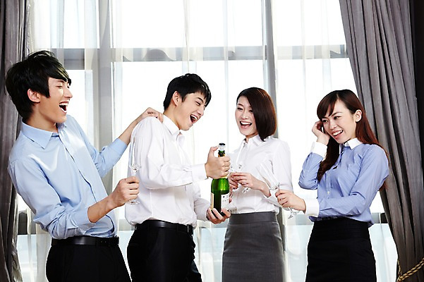 포토 JPG 주간 외국인 해외기획촬영 직업 라이프스타일 여자 남자 행복 음료 비즈니스 2011년중국 창문 호텔 술병 휴식 잔 주류 실내 서기 미소 웃음 들기 사람 동양인 정장 여러명 20대 성인 취미 앞모습 컵 비즈니스라이프 중국인 파티 중국 모임 축하 커튼 직장인 비즈니스맨 비즈니스우먼 오픈 병 샴페인 청도 음주 동료 샴페인잔 샴페인병 청년만 성인만 국내포토 자연요소 식기 옷 감정 아시아 뷰포인트 다수 컨셉 술잔 관계 모션 숙소 병_용기 표정 인종 이벤트 청년 내부 생활 파일형식