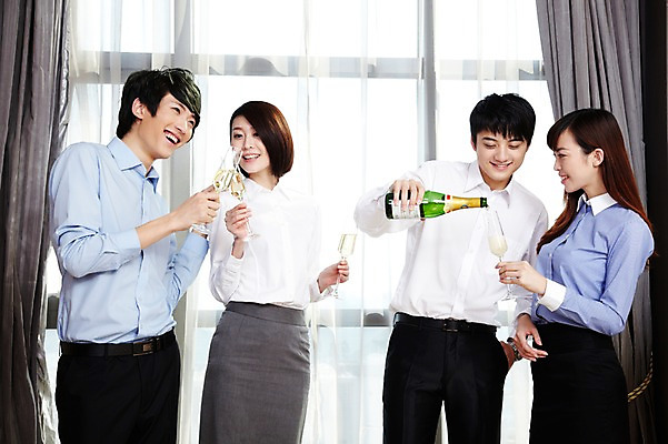 포토 JPG 주간 외국인 해외기획촬영 직업 라이프스타일 여자 남자 행복 음료 비즈니스 2011년중국 창문 호텔 술병 휴식 잔 주류 실내 서기 미소 웃음 들기 사람 동양인 정장 여러명 20대 성인 취미 앞모습 컵 비즈니스라이프 중국인 파티 중국 모임 축하 커튼 직장인 비즈니스맨 비즈니스우먼 붓기 병 샴페인 청도 음주 동료 건배 샴페인잔 샴페인병 청년만 성인만 국내포토 자연요소 식기 옷 감정 아시아 뷰포인트 다수 컨셉 술잔 관계 모션 숙소 병_용기 표정 인종 이벤트 청년 내부 생활 파일형식