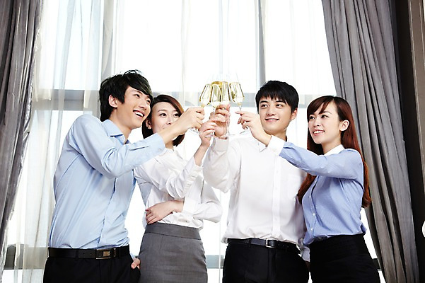 포토 JPG 주간 외국인 해외기획촬영 직업 라이프스타일 여자 남자 행복 음료 비즈니스 2011년중국 창문 호텔 휴식 잔 주류 실내 서기 미소 웃음 들기 사람 동양인 정장 여러명 상반신 20대 성인 취미 앞모습 컵 비즈니스라이프 중국인 파티 중국 모임 축하 커튼 직장인 비즈니스맨 비즈니스우먼 샴페인 청도 음주 동료 건배 샴페인잔 청년만 성인만 국내포토 자연요소 식기 옷 감정 아시아 뷰포인트 다수 컨셉 술잔 관계 모션 숙소 표정 인종 이벤트 청년 내부 생활 파일형식