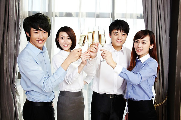 포토 JPG 주간 외국인 해외기획촬영 직업 라이프스타일 여자 남자 행복 음료 비즈니스 2011년중국 창문 호텔 휴식 잔 주류 실내 서기 미소 웃음 들기 사람 동양인 정장 여러명 20대 성인 취미 앞모습 컵 비즈니스라이프 중국인 파티 중국 모임 축하 커튼 직장인 비즈니스맨 비즈니스우먼 샴페인 청도 음주 동료 건배 샴페인잔 청년만 성인만 국내포토 자연요소 식기 옷 감정 아시아 뷰포인트 다수 컨셉 술잔 관계 모션 숙소 표정 인종 이벤트 청년 내부 생활 파일형식