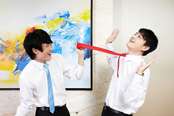 포토 JPG 외국인 해외기획촬영 직업 라이프스타일 남자 행복 포즈 액자 장난 비즈니스 2011년중국 놀이 넥타이 실내 미소 웃음 사람 동양인 정장 상반신 20대 성인 취미 두명 옆모습 비즈니스라이프 사무실 중국인 중국 직장인 비즈니스맨 당기기 청도 동료 즐거움 남자만 성인남자만 청년만 청년남자만 성인만 국내포토 잡화 옷 감정 아시아 뷰포인트 관계 모션 표정 인종 청년 내부 생활 파일형식