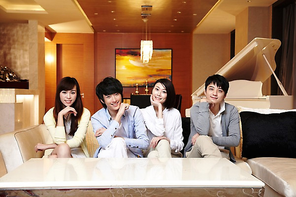 포토 JPG 외국인 해외기획촬영 라이프스타일 여자 남자 행복 악기 액자 쿠션 거실 의자 2011년중국 탁자 호텔 휴식 조명 실내 미소 웃음 사람 앉기 동양인 여러명 20대 성인 취미 앞모습 친구 소파 중국인 중국 턱괴기 건반 피아노 청도 동료 청년만 성인만 국내포토 감정 아시아 음악 뷰포인트 가구 다수 컨셉 관계 모션 숙소 표정 인종 청년 내부 생활 건반악기 파일형식