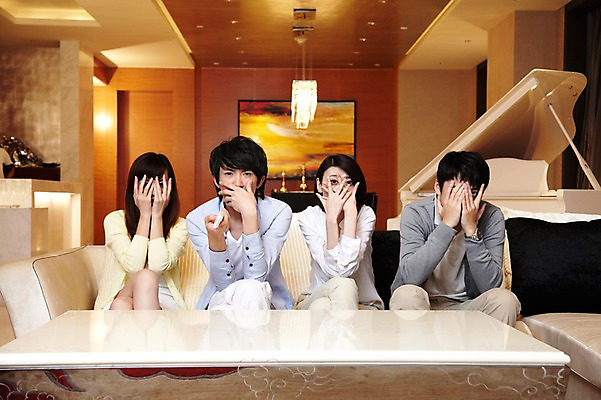 포토 JPG 외국인 해외기획촬영 라이프스타일 응시 여자 남자 행복 감정 악기 액자 쿠션 거실 의자 2011년중국 탁자 호텔 휴식 조명 실내 들기 사람 앉기 동양인 여러명 20대 성인 취미 앞모습 친구 소파 중국인 텔레비전 중국 감상 가림 건반 피아노 리모컨 무서움 청도 동료 공포 티비시청 청년만 성인만 국내포토 시선 아시아 음악 뷰포인트 가구 다수 컨셉 관계 모션 숙소 인종 청년 내부 생활 전자제품 건반악기 시청_보고들음 파일형식