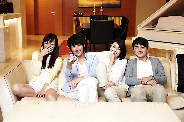 포토 JPG 외국인 해외기획촬영 라이프스타일 응시 여자 남자 행복 악기 액자 쿠션 거실 의자 2011년중국 식탁 탁자 호텔 휴식 실내 미소 웃음 들기 사람 앉기 동양인 여러명 20대 성인 취미 앞모습 친구 소파 중국인 텔레비전 중국 감상 건반 피아노 리모컨 청도 동료 즐거움 티비시청 청년만 성인만 국내포토 시선 감정 아시아 음악 뷰포인트 가구 다수 컨셉 관계 모션 숙소 표정 인종 청년 내부 생활 전자제품 건반악기 시청_보고들음 파일형식