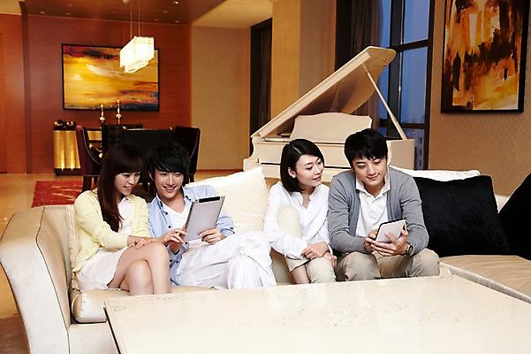 포토 JPG 외국인 해외기획촬영 라이프스타일 커플 응시 여자 남자 행복 악기 액자 쿠션 거실 인터넷 의자 2011년중국 창문 식탁 탁자 호텔 휴식 조명 실내 미소 웃음 들기 사람 앉기 동양인 여러명 20대 성인 취미 앞모습 친구 소파 태블릿 중국인 중국 웹서핑 건반 피아노 청도 동료 청년만 성인만 국내포토 시선 감정 아시아 음악 뷰포인트 가구 다수 컨셉 관계 모션 숙소 표정 인종 청년 내부 생활 전자제품 스마트기기 건반악기 파일형식