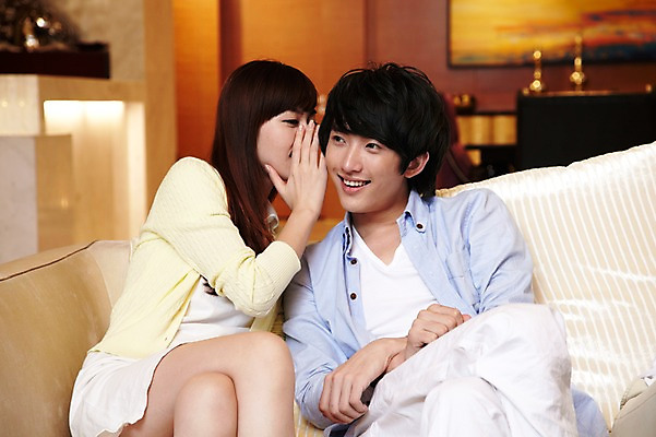 포토 JPG 외국인 해외기획촬영 라이프스타일 커플 여자 남자 행복 한쌍 쿠션 거실 의자 2011년중국 호텔 휴식 실내 사랑 미소 웃음 사람 앉기 동양인 20대 성인 취미 두명 앞모습 소파 중국인 중국 비밀 귓속말 청도 청년만 성인만 국내포토 감정 아시아 뷰포인트 가구 컨셉 관계 모션 숙소 표정 인종 청년 내부 생활 파일형식