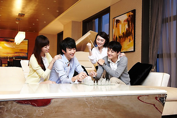 포토 JPG 외국인 해외기획촬영 라이프스타일 커플 여자 남자 행복 악기 액자 쿠션 거실 의자 2011년중국 창문 응원 놀이 탁자 호텔 휴식 조명 실내 미소 웃음 사람 앉기 동양인 여러명 20대 성인 취미 앞모습 친구 소파 중국인 놀이용품 중국 경쟁 게임 말_게임 커튼 건반 피아노 체스말 체스 청도 동료 체스판 체스게임 청년만 성인만 국내포토 감정 아시아 음악 뷰포인트 가구 다수 컨셉 관계 모션 숙소 표정 인종 청년 내부 생활 건반악기 오브젝트 파일형식