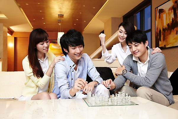 포토 JPG 외국인 해외기획촬영 라이프스타일 커플 여자 남자 행복 악기 액자 쿠션 거실 의자 2011년중국 창문 응원 놀이 탁자 호텔 휴식 조명 실내 미소 웃음 사람 앉기 동양인 여러명 20대 성인 취미 앞모습 친구 소파 중국인 놀이용품 중국 경쟁 게임 말_게임 건반 피아노 체스말 체스 청도 동료 체스판 체스게임 청년만 성인만 국내포토 감정 아시아 음악 뷰포인트 가구 다수 컨셉 관계 모션 숙소 표정 인종 청년 내부 생활 건반악기 오브젝트 파일형식