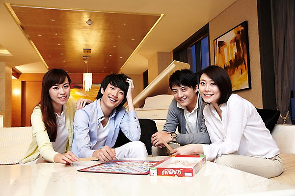 포토 JPG 외국인 해외기획촬영 라이프스타일 커플 여자 남자 행복 악기 액자 쿠션 거실 의자 2011년중국 창문 놀이 탁자 호텔 휴식 조명 실내 미소 웃음 사람 앉기 동양인 여러명 20대 성인 취미 앞모습 친구 소파 중국인 놀이용품 중국 경쟁 게임 커튼 건반 피아노 청도 동료 보드게임 청년만 성인만 국내포토 감정 아시아 음악 뷰포인트 가구 다수 컨셉 관계 모션 숙소 표정 인종 청년 내부 생활 건반악기 오브젝트 파일형식