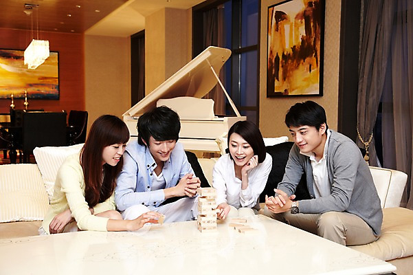 포토 JPG 외국인 해외기획촬영 라이프스타일 커플 여자 남자 행복 악기 액자 쿠션 거실 2011년중국 창문 놀이 식탁 탁자 호텔 휴식 조명 실내 미소 웃음 사람 앉기 동양인 여러명 20대 성인 취미 앞모습 친구 소파 중국인 놀이용품 중국 경쟁 게임 커튼 건반 피아노 청도 동료 보드게임 젠가 청년만 성인만 국내포토 감정 아시아 음악 뷰포인트 가구 다수 컨셉 의자 관계 모션 숙소 표정 인종 청년 내부 생활 건반악기 오브젝트 파일형식