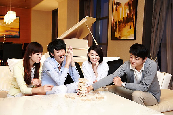 포토 JPG 외국인 해외기획촬영 라이프스타일 커플 여자 남자 행복 악기 액자 쿠션 거실 2011년중국 창문 놀이 식탁 탁자 호텔 휴식 조명 실내 미소 웃음 사람 앉기 동양인 여러명 20대 성인 취미 앞모습 친구 소파 중국인 놀이용품 중국 경쟁 게임 커튼 건반 피아노 청도 동료 보드게임 젠가 청년만 성인만 국내포토 감정 아시아 음악 뷰포인트 가구 다수 컨셉 의자 관계 모션 숙소 표정 인종 청년 내부 생활 건반악기 오브젝트 파일형식