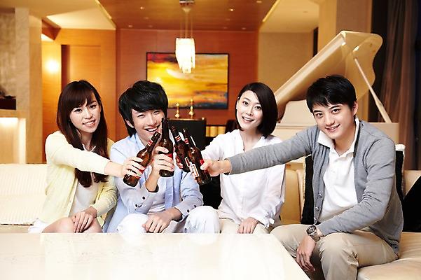 포토 JPG 외국인 해외기획촬영 라이프스타일 여자 남자 행복 음료 악기 액자 쿠션 거실 의자 2011년중국 탁자 호텔 술병 휴식 조명 맥주 주류 실내 미소 웃음 들기 사람 앉기 동양인 여러명 20대 성인 취미 앞모습 친구 소파 중국인 파티 중국 모임 건반 피아노 병 청도 음주 동료 건배 맥주병 청년만 성인만 국내포토 식기 감정 아시아 음악 뷰포인트 가구 다수 컨셉 관계 모션 숙소 병_용기 표정 인종 이벤트 청년 내부 생활 건반악기 파일형식