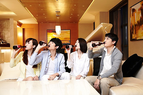 포토 JPG 외국인 해외기획촬영 라이프스타일 여자 남자 행복 음료 악기 액자 쿠션 거실 의자 2011년중국 탁자 호텔 술병 휴식 조명 맥주 주류 실내 들기 사람 앉기 동양인 여러명 20대 성인 취미 앞모습 친구 소파 중국인 파티 중국 모임 마시기 건반 피아노 병 청도 음주 동료 맥주병 청년만 성인만 국내포토 식기 감정 아시아 음악 뷰포인트 가구 다수 컨셉 관계 모션 숙소 병_용기 인종 이벤트 청년 내부 생활 건반악기 파일형식