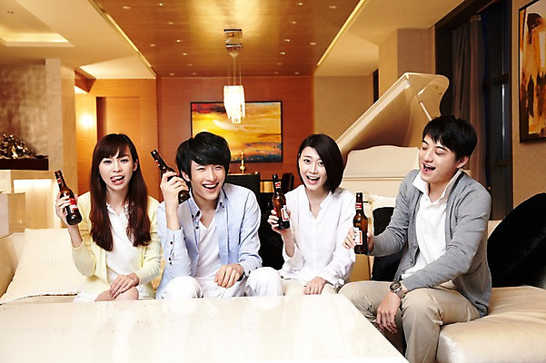 포토 JPG 외국인 해외기획촬영 라이프스타일 여자 남자 행복 음료 악기 액자 쿠션 거실 의자 2011년중국 탁자 호텔 술병 휴식 조명 맥주 주류 실내 미소 웃음 들기 사람 앉기 동양인 여러명 20대 성인 취미 앞모습 친구 소파 중국인 파티 중국 모임 건반 피아노 병 청도 음주 동료 맥주병 청년만 성인만 국내포토 식기 감정 아시아 음악 뷰포인트 가구 다수 컨셉 관계 모션 숙소 병_용기 표정 인종 이벤트 청년 내부 생활 건반악기 파일형식