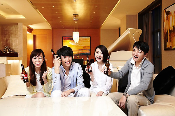 포토 JPG 외국인 해외기획촬영 라이프스타일 여자 남자 행복 음료 악기 액자 쿠션 거실 의자 2011년중국 탁자 호텔 술병 휴식 조명 맥주 주류 실내 미소 웃음 들기 사람 앉기 동양인 여러명 20대 성인 취미 앞모습 친구 소파 중국인 파티 중국 모임 건반 피아노 병 청도 음주 동료 맥주병 청년만 성인만 국내포토 식기 감정 아시아 음악 뷰포인트 가구 다수 컨셉 관계 모션 숙소 병_용기 표정 인종 이벤트 청년 내부 생활 건반악기 파일형식