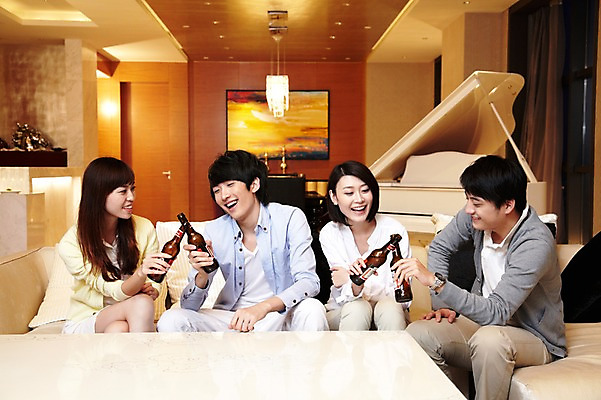 포토 JPG 외국인 해외기획촬영 라이프스타일 여자 남자 행복 음료 악기 액자 쿠션 거실 의자 2011년중국 탁자 호텔 술병 휴식 조명 맥주 주류 실내 미소 웃음 들기 사람 앉기 동양인 여러명 20대 성인 취미 앞모습 친구 소파 중국인 파티 중국 모임 건반 피아노 병 청도 음주 동료 건배 맥주병 청년만 성인만 국내포토 식기 감정 아시아 음악 뷰포인트 가구 다수 컨셉 관계 모션 숙소 병_용기 표정 인종 이벤트 청년 내부 생활 건반악기 파일형식