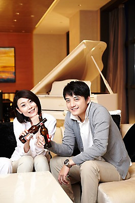 포토 JPG 외국인 해외기획촬영 라이프스타일 커플 여자 남자 행복 음료 악기 한쌍 액자 거실 의자 2011년중국 탁자 호텔 술병 휴식 맥주 주류 실내 미소 웃음 들기 사람 앉기 동양인 20대 성인 취미 두명 앞모습 소파 중국인 중국 건반 피아노 병 청도 음주 건배 맥주병 청년만 성인만 국내포토 식기 감정 아시아 음악 뷰포인트 가구 컨셉 관계 모션 숙소 병_용기 표정 인종 청년 내부 생활 건반악기 파일형식