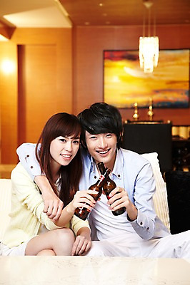 포토 JPG 외국인 해외기획촬영 라이프스타일 커플 여자 남자 행복 음료 한쌍 액자 쿠션 거실 의자 2011년중국 탁자 호텔 어깨동무 술병 휴식 조명 맥주 주류 실내 미소 웃음 들기 사람 앉기 동양인 20대 성인 취미 두명 앞모습 소파 중국인 중국 병 청도 음주 건배 맥주병 청년만 성인만 국내포토 식기 감정 아시아 뷰포인트 포즈 가구 컨셉 관계 모션 숙소 병_용기 표정 인종 청년 내부 생활 파일형식