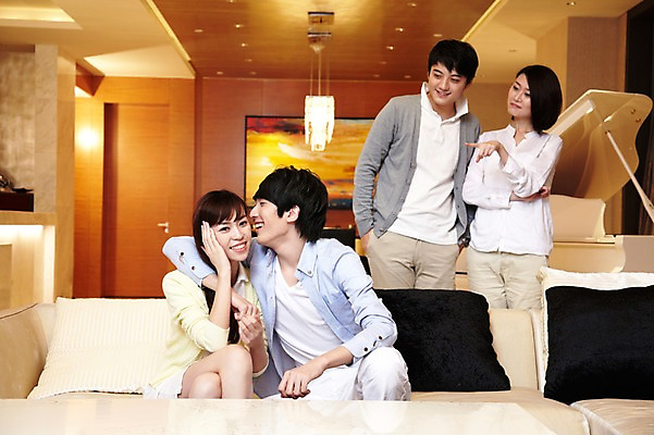 포토 JPG 외국인 해외기획촬영 라이프스타일 커플 응시 여자 남자 행복 악기 액자 쿠션 거실 의자 2011년중국 포옹 탁자 호텔 휴식 조명 실내 서기 미소 웃음 사람 앉기 동양인 손짓 여러명 20대 성인 취미 친구 소파 중국인 중국 가리킴 건반 피아노 청도 동료 질투 청년만 성인만 국내포토 시선 감정 아시아 음악 가구 다수 컨셉 관계 안기 모션 숙소 표정 인종 청년 내부 생활 건반악기 파일형식