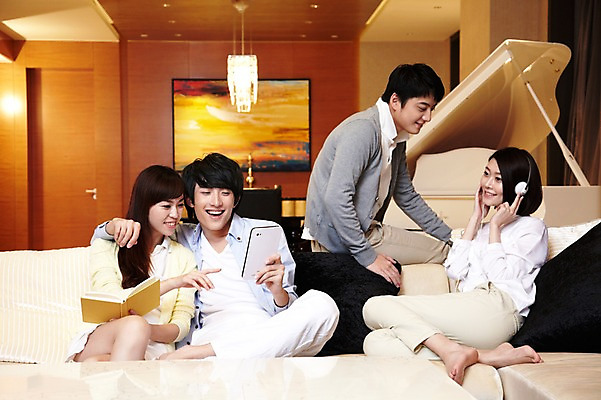 포토 JPG 외국인 해외기획촬영 라이프스타일 커플 응시 여자 남자 행복 음악 액자 쿠션 거실 의자 2011년중국 호텔 휴식 조명 실내 미소 웃음 들기 사람 앉기 동양인 여러명 20대 성인 취미 책 친구 소파 태블릿 독서 중국인 헤드폰 중국 감상 듣기 웹서핑 청도 동료 청년만 성인만 국내포토 시선 감정 아시아 음향기기 가구 다수 컨셉 관계 모션 숙소 문화예술 표정 인종 청년 내부 생활 전자제품 스마트기기 파일형식