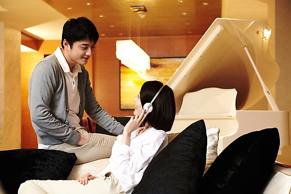 포토 JPG 외국인 해외기획촬영 라이프스타일 커플 여자 남자 행복 악기 음악 한쌍 액자 쿠션 거실 의자 2011년중국 호텔 휴식 조명 실내 미소 웃음 사람 앉기 동양인 20대 성인 취미 두명 옆모습 소파 중국인 마주보기 헤드폰 중국 음악감상 감상 듣기 건반 피아노 청도 청년만 성인만 국내포토 감정 아시아 뷰포인트 음향기기 가구 컨셉 관계 모션 숙소 문화예술 표정 인종 청년 내부 생활 건반악기 파일형식