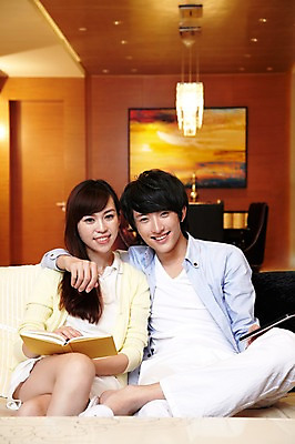 포토 JPG 외국인 해외기획촬영 라이프스타일 커플 여자 남자 행복 한쌍 액자 거실 의자 2011년중국 호텔 어깨동무 휴식 조명 실내 미소 웃음 들기 사람 앉기 동양인 20대 성인 취미 두명 앞모습 책 소파 태블릿 독서 중국인 중국 청도 청년만 성인만 국내포토 감정 아시아 뷰포인트 포즈 가구 컨셉 관계 모션 숙소 표정 인종 청년 내부 생활 전자제품 스마트기기 파일형식