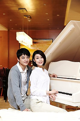 포토 JPG 외국인 해외기획촬영 라이프스타일 커플 여자 남자 행복 악기 한쌍 액자 연주 의자 2011년중국 호텔 휴식 조명 실내 미소 웃음 사람 앉기 동양인 20대 성인 취미 두명 옆모습 중국인 중국 음악감상 감상 건반 피아노 청도 청년만 성인만 국내포토 감정 아시아 음악 뷰포인트 가구 컨셉 관계 모션 숙소 표정 인종 청년 내부 생활 건반악기 파일형식