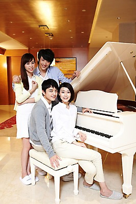 포토 JPG 전신 외국인 해외기획촬영 라이프스타일 커플 여자 남자 행복 악기 액자 연주 의자 2011년중국 호텔 휴식 실내 실내화 서기 미소 웃음 사람 앉기 동양인 여러명 20대 성인 취미 친구 중국인 파티 중국 음악감상 감상 모임 건반 피아노 청도 동료 청년만 성인만 국내포토 감정 아시아 음악 가구 다수 신발 컨셉 관계 모션 숙소 표정 인종 이벤트 청년 내부 생활 건반악기 파일형식