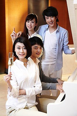 포토 JPG 외국인 해외기획촬영 라이프스타일 커플 여자 남자 행복 악기 연주 2011년중국 호텔 휴식 잔 주류 실내 서기 미소 웃음 사람 앉기 동양인 여러명 20대 성인 취미 컵 친구 중국인 파티 중국 음악감상 감상 모임 건반 피아노 샴페인 청도 동료 샴페인잔 청년만 성인만 국내포토 식기 감정 아시아 음료 음악 다수 컨셉 술잔 관계 모션 숙소 표정 인종 이벤트 청년 내부 생활 건반악기 파일형식