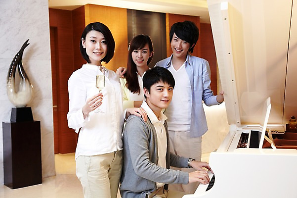 포토 JPG 외국인 해외기획촬영 라이프스타일 커플 여자 남자 행복 악기 연주 2011년중국 호텔 휴식 잔 주류 실내 서기 미소 웃음 사람 앉기 동양인 여러명 20대 성인 취미 장식 컵 친구 중국인 파티 중국 음악감상 감상 모임 건반 피아노 샴페인 청도 동료 샴페인잔 청년만 성인만 국내포토 식기 감정 아시아 음료 음악 다수 컨셉 술잔 관계 모션 숙소 표정 인종 이벤트 청년 내부 생활 건반악기 파일형식